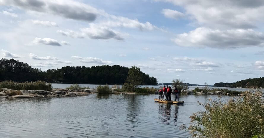 Elever ute på vattnet på ön Idskär