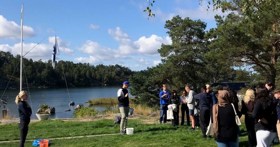 Elever utför en lek tillsammans