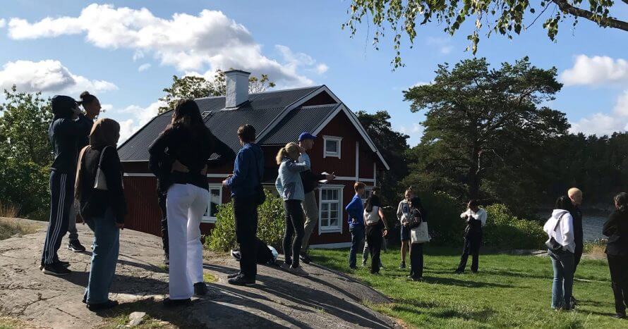 Elever utför en lek tillsammans