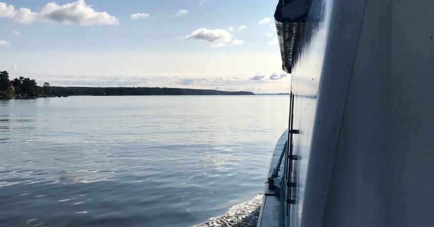 Båt som åker fram på vattnet