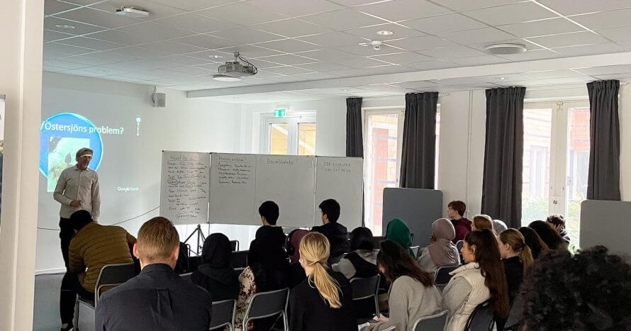Lärare håller presentation för elever i skolan