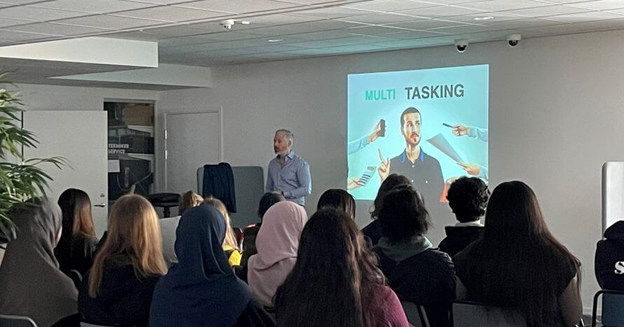 Man håller presentation för elever