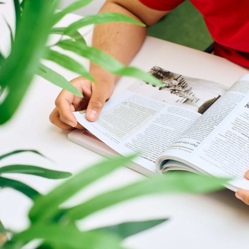 Elev som håller i en textbok