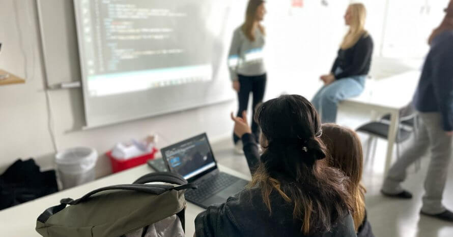 Gymnasieelev lär ut kodning för en högstadieelev