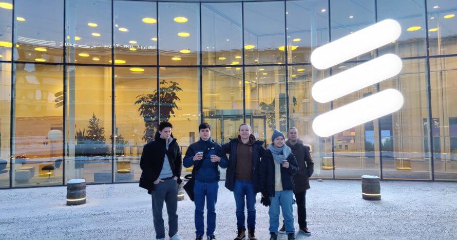 Fem elever står utanför Ericssons kontor