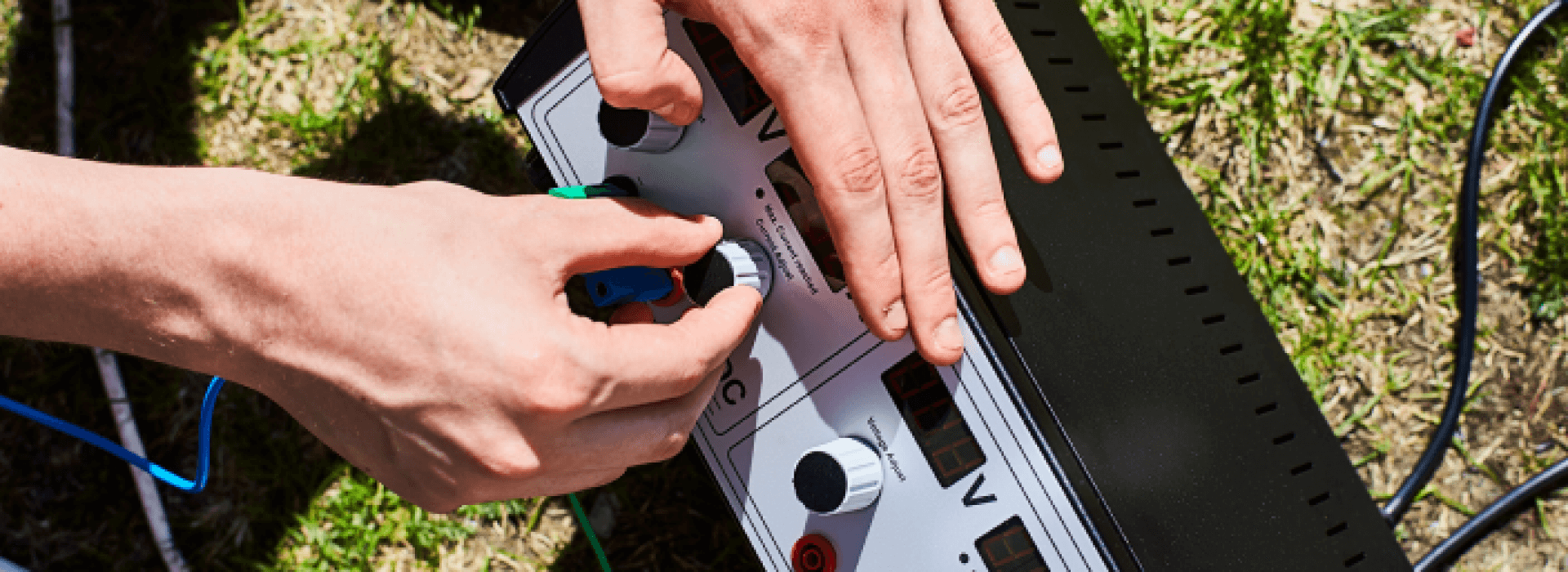 Händer som ställer in något på ett mätinstrument