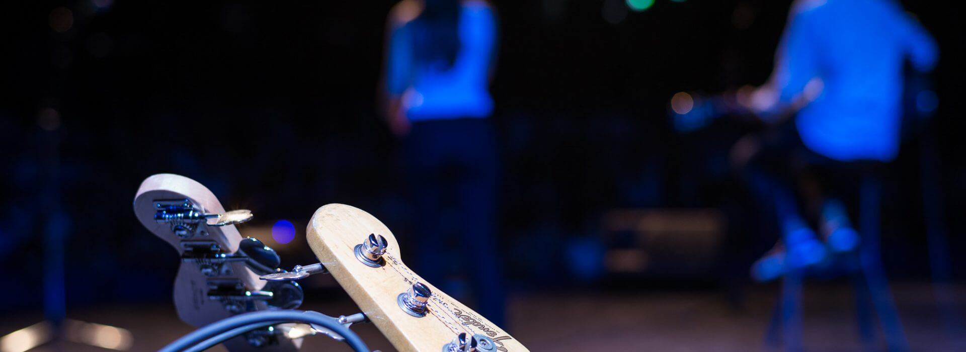 Närbild på gitarrer